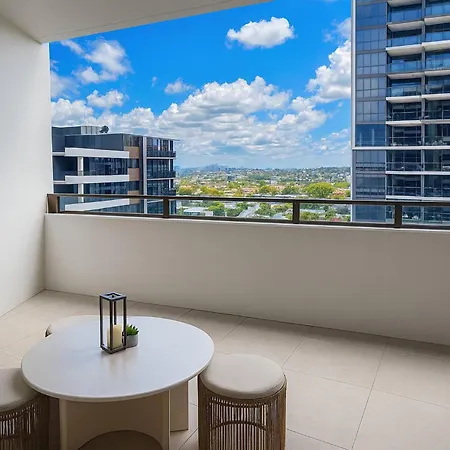 Milton Oasis Level 16- Luxury Near Milton Station Apartment