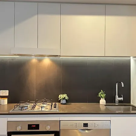 1br One Modern High-rise With Pool & Gym Access Brisbane