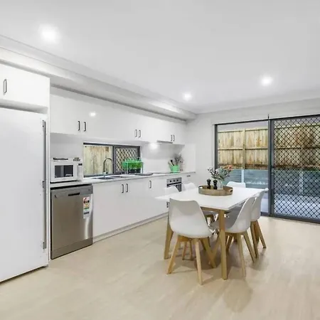 Cozy Sunnybank Base - Unit 3 | Near Shops & Eats Homestay *