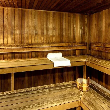 Skyline Escape - Pool, Gym & Sauna Apartment