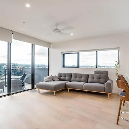 Bright Bowen Hills Apartment, Close To Life *