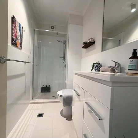 2b2b With Courtyard - Close To Cbd - Free Parking Apartment *