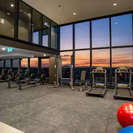 Apartment Skytower 72nd Floor 3br With Parking, Pool And Gym