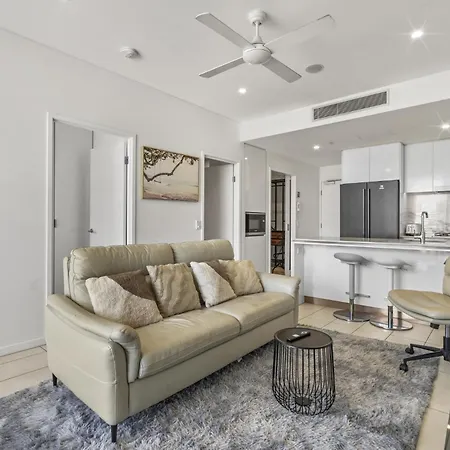 Stylish 2-bed In South