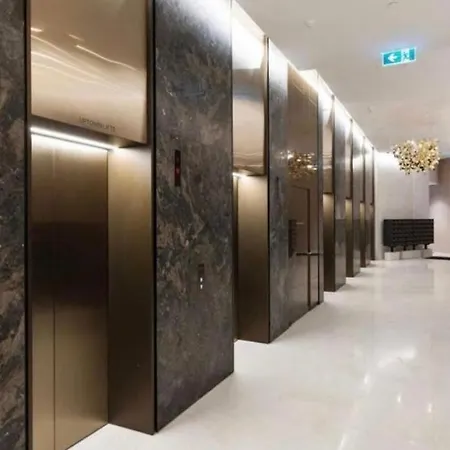 Skyrise Upper Floor Infinite Pool Apartment Brisbane
