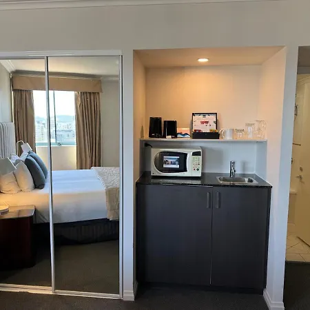 One-bedroom Escape I Mantra On Queen Apartment