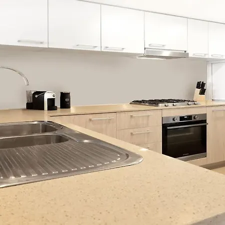 Spring Hill 2br, 2ba Retreat Sleeps 6 - Walk To Cbd With Pool, Free Parking, Balcony, Views, Fast Wi-fi & Gym Apartment Brisbane