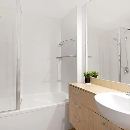 Spring Hill 2br, 2ba Retreat Sleeps 6 - Walk To Cbd With Pool, Free Parking, Balcony, Views, Fast Wi-fi & Gym *