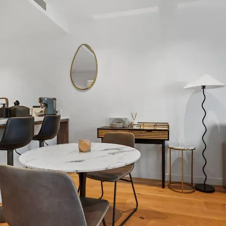 Apartment Style Infinity Pool Gym Chic 1 Bedroom Brisbane