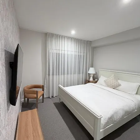 24 Bromley St Private In A Luxurious Shared Apartment