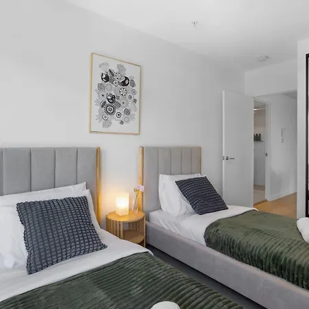 Valley Getaway - Rooftop Pool - Parking - Sleeps 6 Apartment