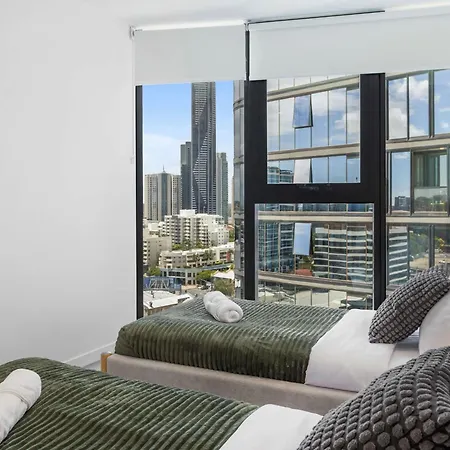 Valley Getaway - Rooftop Pool - Parking - Sleeps 6
