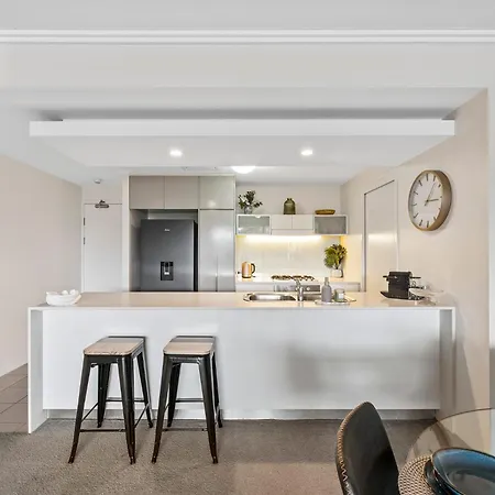 Apartment Stylish Roma Parklands Retreat - Stunning Park Views From Every Room, Heated Pool, Gym, Private Carpark, Suncorp Stadium, 10 Min Walk To Cbd
