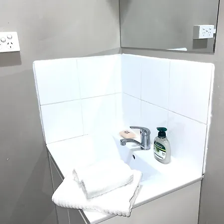 U5-traditional Qld Unit With Backyard-fresh-quiet Leafy Centre-newac Smarttv *