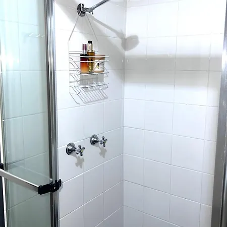 U5-traditional Qld Unit With Backyard-fresh-quiet Leafy Centre-newac Smarttv Apartment Brisbane