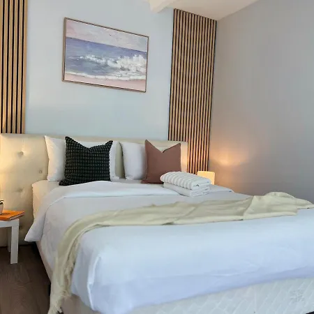 U2 Cute Fresh Unit Quiet Centre Newac Smarttv Brisbane