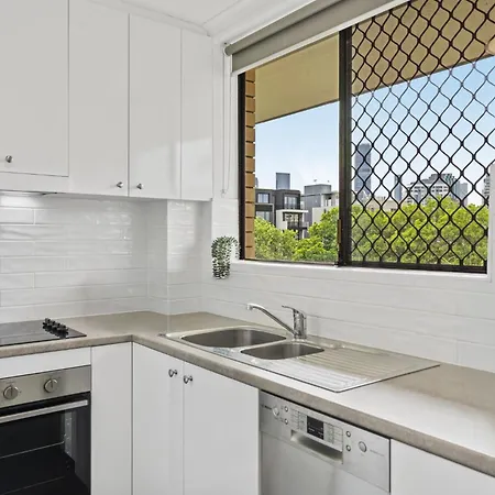 Spacious New Farm With Balcony And Secure Parking * Brisbane