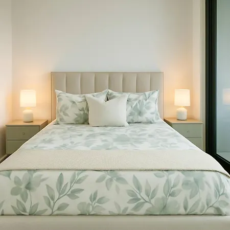 Milton Oasis Level 16- Luxury Near Milton Station Apartment