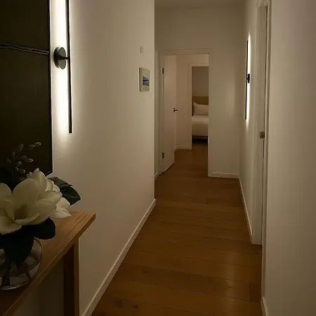 Views, Modern 2br, Balcony & Pool Apartment Brisbane
