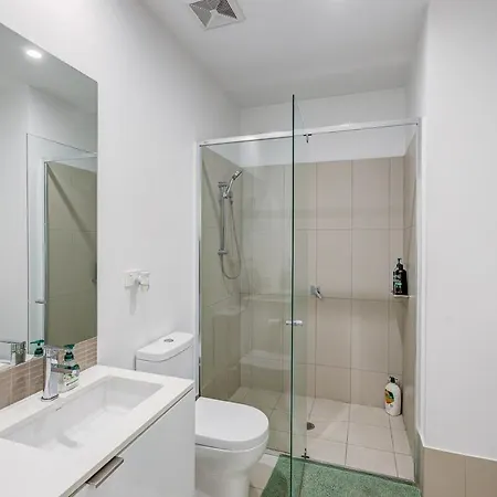 Modern 1br Retreat - Pool, Gym, Parking - Walk To South Bank Apartment