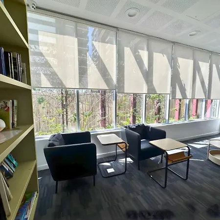 Modern 1br Retreat - Pool, Gym, Parking - Walk To South Bank Apartment *