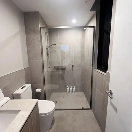 Riverside Modern 2br East With Parking Apartment