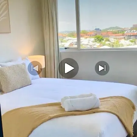 Spring Hill 2br, 2ba Retreat Sleeps 6 - Walk To Cbd With Pool, Free Parking, Balcony, Views, Fast Wi-fi & Gym Brisbane
