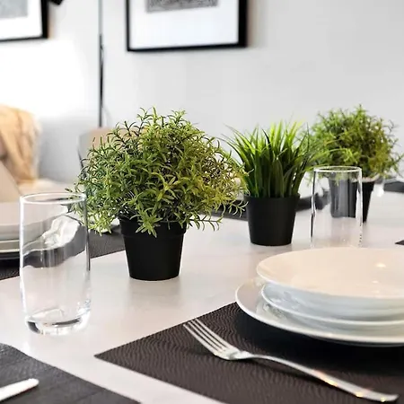 Spring Hill 2br, 2ba Retreat Sleeps 6 - Walk To Cbd With Pool, Free Parking, Balcony, Views, Fast Wi-fi & Gym Brisbane