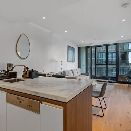 Apartment Style Infinity Pool Gym Chic 1 Bedroom Brisbane