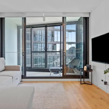Apartment Style Infinity Pool Gym Chic 1 Bedroom Brisbane