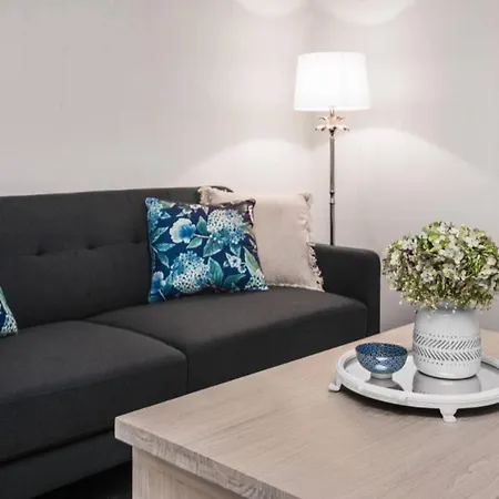 Stylish 2 Bdr Near Qut And Rbwh With Parking Apartment