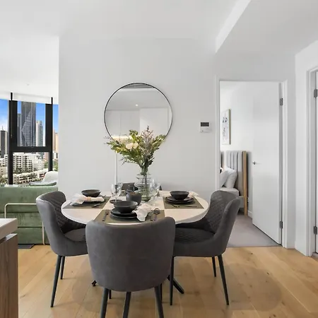 Valley Getaway - Rooftop Pool - Parking - Sleeps 6 Apartment
