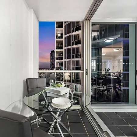 Dusk A Luxury 2bed 2bath Cbd Sky With Pool Parking And Apartment *