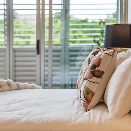 Apartment Stylish Roma Parklands Retreat - Stunning Park Views From Every Room, Heated Pool, Gym, Private Carpark, Suncorp Stadium, 10 Min Walk To Cbd