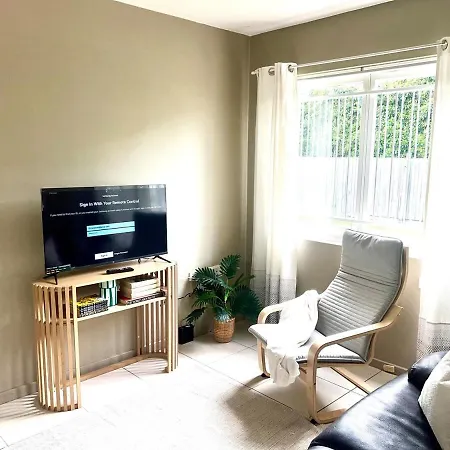 U5-traditional Qld Unit With Backyard-fresh-quiet Leafy Centre-newac Smarttv Apartment *