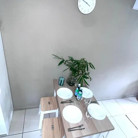 U5-traditional Qld Unit With Backyard-fresh-quiet Leafy Centre-newac Smarttv Apartment
