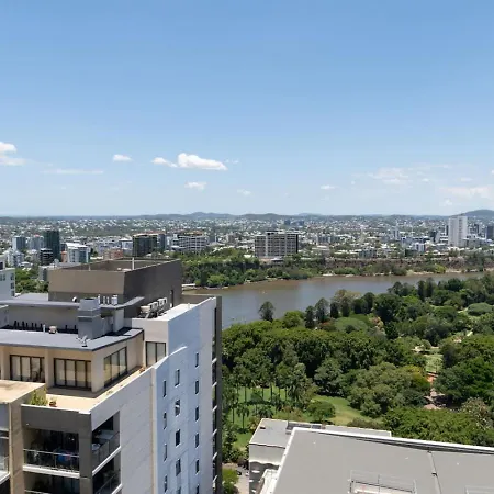 Luxury High Rise 2br In Cbd *