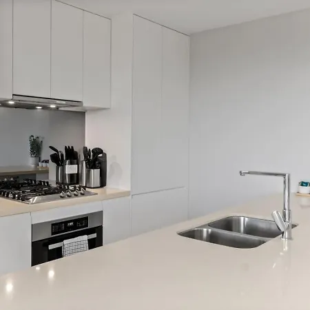 2br Modern With Balcony Great Location * Brisbane