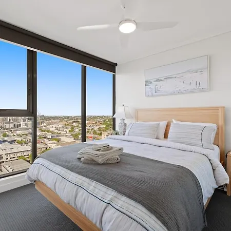 Immaculate Floor Views - 2bed-2bath-1car-pool Apartment