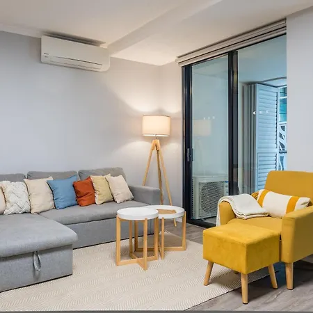Skyline Escape - Pool, Gym & Sauna Apartment