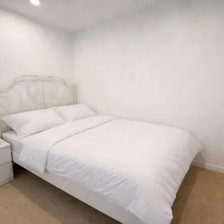 2br Privately Managed, Free Carpark, Wifi, Pool In Panorama Bowen Hills Apartment *