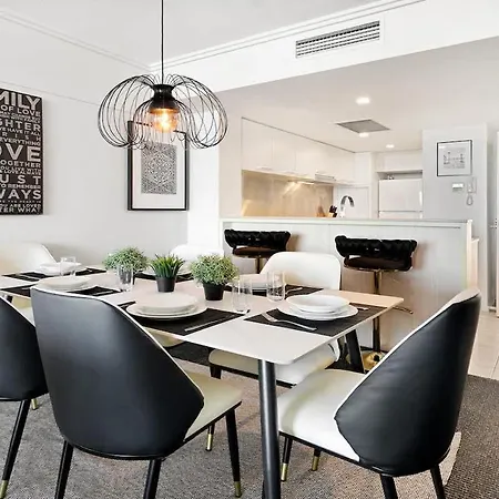 Spring Hill 2br, 2ba Retreat Sleeps 6 - Walk To Cbd With Pool, Free Parking, Balcony, Views, Fast Wi-fi & Gym Brisbane