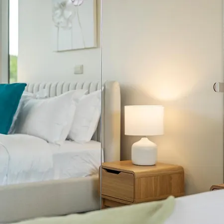 Stylish Roma Parklands Retreat - Stunning Park Views From Every Room, Heated Pool, Gym, Private Carpark, Suncorp Stadium, 10 Min Walk To Cbd * Brisbane