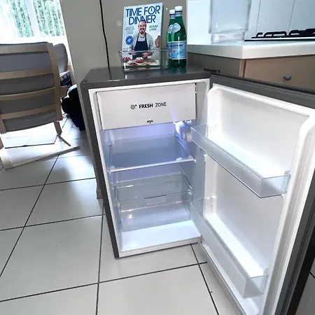 U5-traditional Qld Unit With Backyard-fresh-quiet Leafy Centre-newac Smarttv *