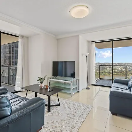 Luxury High Rise 2br In Cbd *