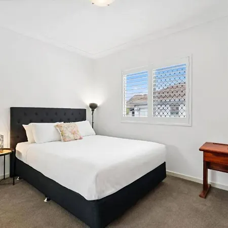 Apartment Lovely 3-bed With Alfresco Dining By Custom Hosting