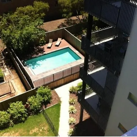 Apartment Views, Modern 2br, Balcony & Pool