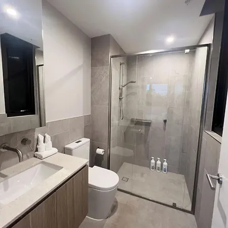 Riverside Modern 2br East With Parking *