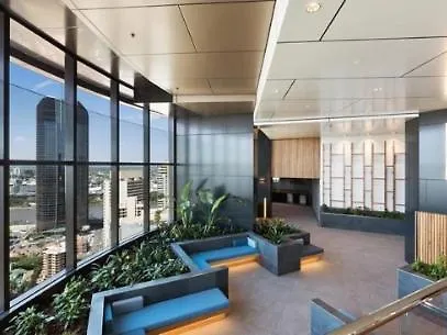Skyrise Upper Floor Infinite Pool Apartment *