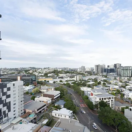 Modern Pad, 1-min To Showgrounds Apartment